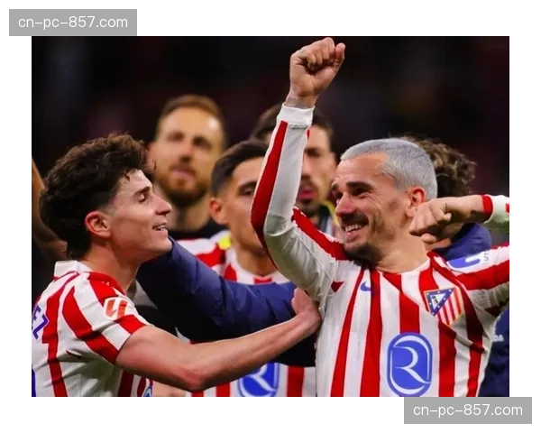 特写:欧冠赛场暖心一幕,对手球员合力扶起摔倒的对方门将 特写:欧冠赛场暖心一幕,对手球员合力扶起摔倒的对方门将